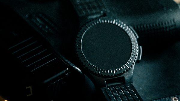 Black Ops Watch by James Keatley - Smartwatch lässt Münze verschwinden